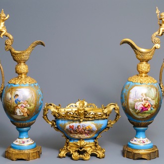 Une grande paire de verseuses et une jardinière en porcelaine de Sèvres aux montures en bronze doré, France, 19ème