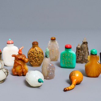 Twelve Chinese jade, agate and lacquer snuff bottles, 19/20th C.