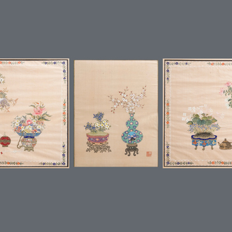 Drie Chinese schilderijen op zijde: ‘Antiquiteiten met bloemen’, 19e eeuw