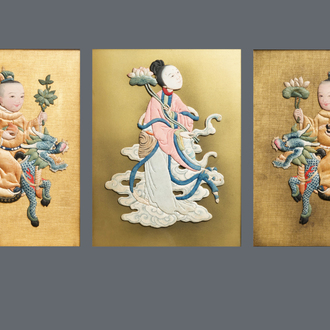 Drie Chinese zijden reliëfborduursels met beschildering, 18/19e eeuw