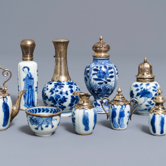 Tien Chinese blauwwitte miniatuur vaasjes met zilveren montuur, Kangxi