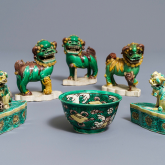 Cinq modèles de lions bouddhistes et un bol en biscuit émaillé vert, Kangxi