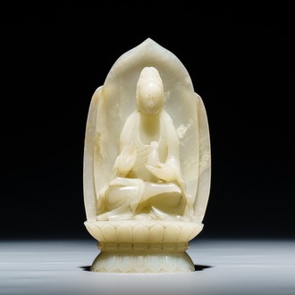 Une figure de Guanyin sur trône de lotus en jade céladon sculpté, Chine, 19/20ème
