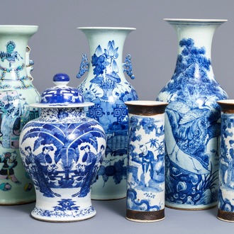 Six vases en porcelaine de Chine bleu et blanc et famille rose, 19ème
