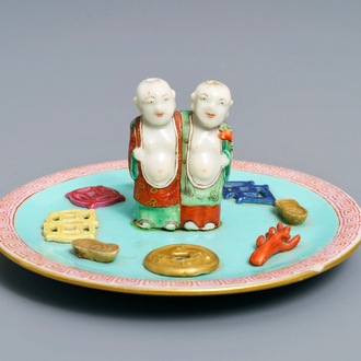 Un porte-encens en porcelaine de Chine famille rose, marque et prob. époque de Jiaqing