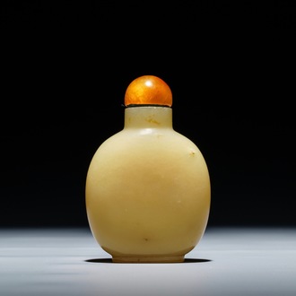 A Chinese yellow jade snuff bottle, 19/20th C.