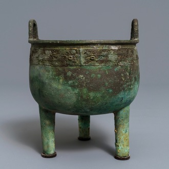 Un vase rituel de forme ding en bronze à inscription, Dynastie Des Zhou Occidentaux (11ème - 8ème a.J-C)
