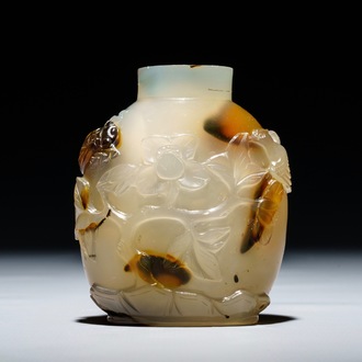 Une tabatière en agate à décor de fleurs et oiseaux, Chine, 18/19ème