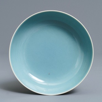 Une assiette en porcelaine de Chine monochrome clair de lune, marque de Qianlong, 19/20ème
