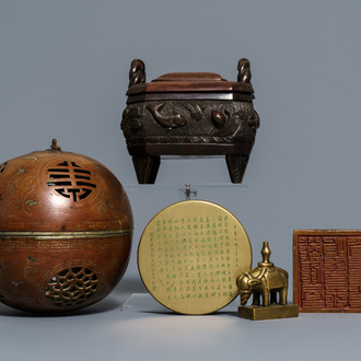 Deux brûle-parfums en bronze, deux sceaux et une boîte à inscription, Chine, 19/20ème