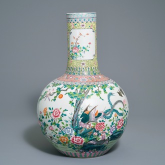 Un vase de forme tianqiu ping en porcelaine de Chine famille rose, marque de Qianlong, 20ème