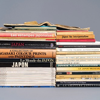 Een collectie boeken en magazines over Japanse kunst