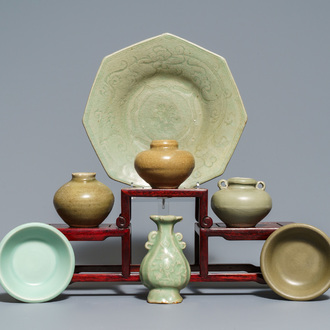 Een achthoekige Longquan celadon schotel, vier vaasjes en twee kommetjes, Song/Ming