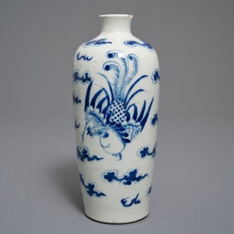 Un vase de forme meiping en porcelaine de Chine 'Bleu de Hue' pour le Vietnam, 19ème