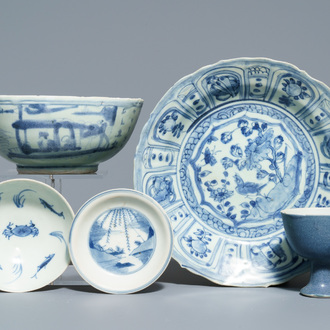 Cinq pièces en porcelaine de Chine bleu et blanc du Hatcher cargo, époque Transition