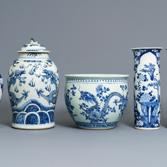 Quatre vases et une jardinière en porcelaine de Chine bleu et blanc, 19ème