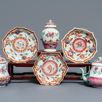 Een Chinese famille rose theepot, melkkan en theebus op onderbord met reliëfdecor, Yongzheng