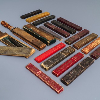 Fifteen razors in original boxes and a few barber's utilities, 20th C.