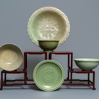Twee Chinese Longquan celadon schotels en drie kommen, Song/Ming