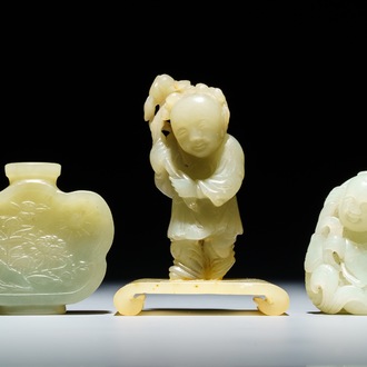 A Chinese jade snuff bottle and two figures of boys, 19/20th C.