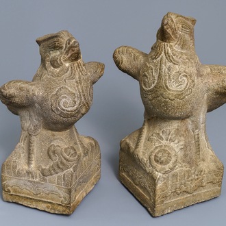 Une paire de grands modèles de phénix en pierre sculptée, Chine, Yuan ou Ming