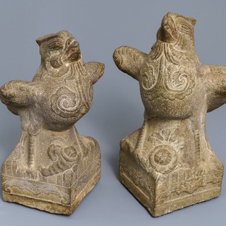 Een paar grote Chinese stenen figuren van feniksen, Yuan of Ming