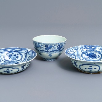 Trois bols en porcelaine de Chine bleu et blanc, Wanli