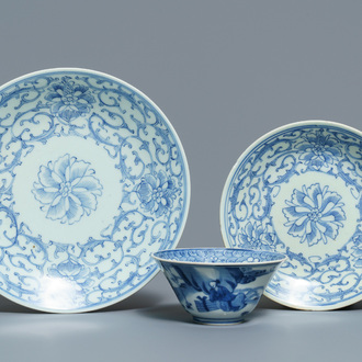 Deux assiettes et un bol en porcelaine de Chine bleu et blanc, Kangxi et 19ème