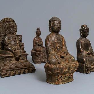 Vier bronzen figuren van Boeddha in diverse poses, China, Japan en Korea, 18/19e eeuw