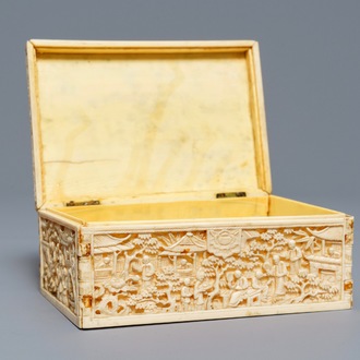 Une boîte rectangulaire en ivoire sculpté, Chine, Canton, 19ème