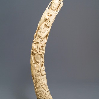 Un très grand modèle de Guanyin en ivoire sculpté, Chine, 19ème