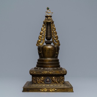 Un grand modèle d'un stupa en bronze doré et incrusté, Tibet, 18ème