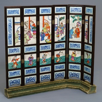 Un écran de table de six panneaux en porcelaine de Chine famille rose, vers 1900