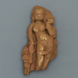 Een rood zandstenen fragment van een Yakshi, India, 14e eeuw of later
