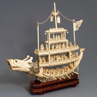 Un modèle d'un bateau dragon en ivoire sculpté sur socle en bois, Chine, 19ème