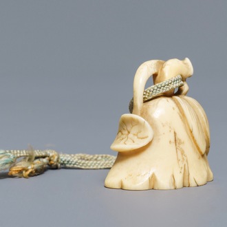 Un netsuke en forme de fleur de lotus en ivoire sculpté, Japon, Edo, 18ème