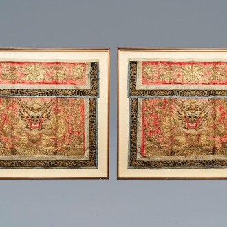 Een paar grote Chinese in reliëf geborduurde zijden panelen met draken, 19e eeuw