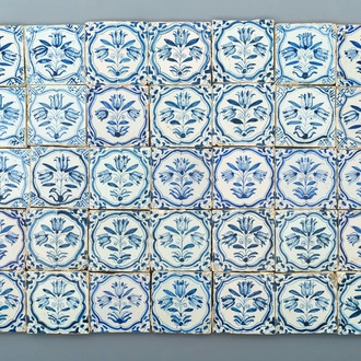 Trente-trois carreaux en faïence de Delft bleu et blanc à décor de tulipes, 17ème