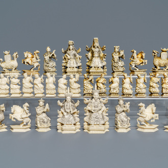 Un ensemble complet de 32 pièces d'échecs en ivoire, Chine, vers 1920
