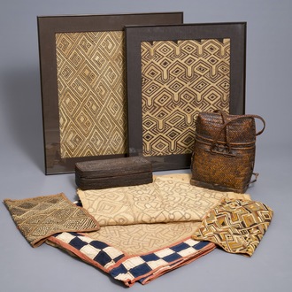 Een collectie Afrikaans textiel en twee mandjes, vnl. Kuba, Congo, 19/20e eeuw