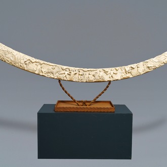 Une importante défense d'ivoire sculpté à décor d'un panorama bachique, France ou Italie, 18ème