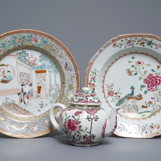 Deux assiettes et une théière couverte en porcelaine de Chine famille rose, Yongzheng/Qianlong