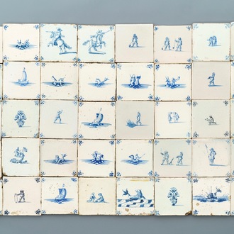 Veertig diverse blauwwitte Delftse tegels, 17/18e eeuw
