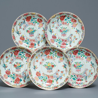 Cinq plats en porcelaine de Chine famille rose à décor de fleurs et faisans, Qianlong