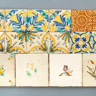 Een gevarieerde collectie polychrome tegels, overwegend Spanje, 17e eeuw