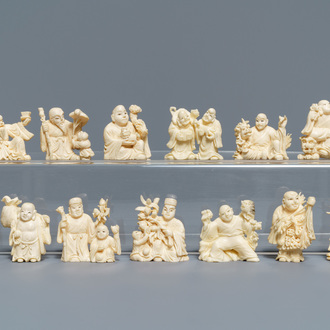 Treize figures miniatures en ivoire sculpté, Chine, vers 1940