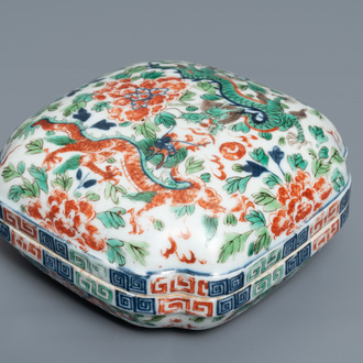 Une boîte couverte en porcelaine de Chine wucai à décor de dragons, marque de Wanli, 18/19ème