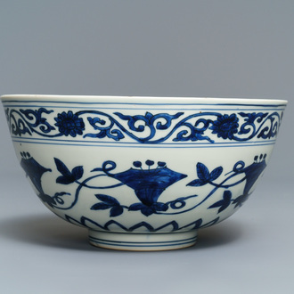 Un bol impérial dit 'de palais' en porcelaine de Chine bleu et blanc, marque et époque de Wanli