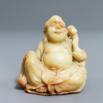 Een Chinese Shoushan zeepstenen figuur van Boeddha met ruyi scepter, 18/19e eeuw