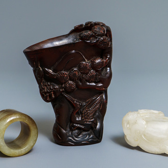 Une coupe libatoire en corne, un anneau d’archer en jade et un lave-pinceaux en verre de Pékin, 18ème et après